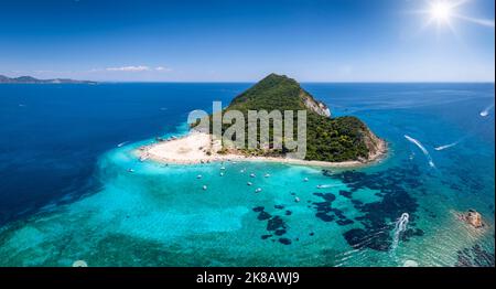 La bellissima isola di Marathonisi o Turtle nella baia di Laganas, Grecia Foto Stock