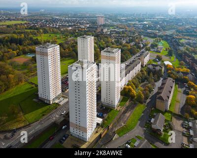 Vista aerea di alti edifici di appartamenti a Springburn a Glasgow, Scozia, Regno Unito Foto Stock