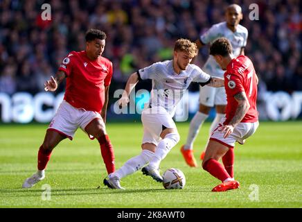 Harvey Elliott (al centro) di Liverpool batte per la palla con Jesse Lingard (a sinistra) e Neco Williams della Foresta di Nottingham durante la partita della Premier League presso il City Ground di Nottingham. Data immagine: Sabato 22 ottobre 2022. Foto Stock