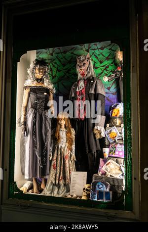 Vienna, Austria - 16 ottobre 2022: Mostra di un negozio con costumi di Halloween a Vienna, Austria Foto Stock