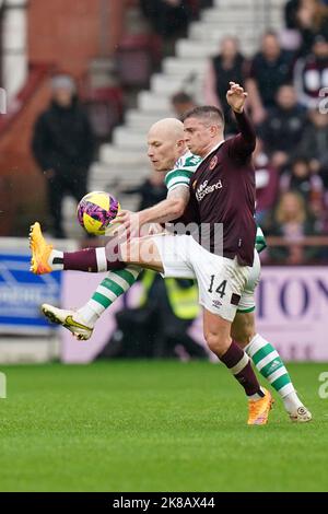 Il Celtic's Aaron Mooy e il cuore del Midlothian's Cameron Devlin (a destra) combattono per la palla durante la partita Cinch Premiership al Tynecastle Park, Edimburgo. Data immagine: Sabato 22 ottobre 2022. Foto Stock