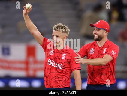 Il bowler inglese Sam Curran festeggia la sua 5th° edizione del wicket, abbandonando il battatore afghano Fazalhaq Farooqi durante l'incontro di gruppo della ICC Men's T20 World Cup presso l'Optus Stadium, Perth. Data immagine: Sabato 22 ottobre 2022. Foto Stock