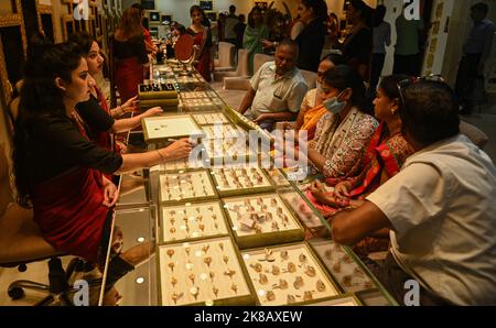 Nuova Delhi, Delhi, India. 22nd Ott 2022. La gente acquista gioielli d'oro in occasione del festival Dhanteras a Nuova Delhi. La gente compra le barre d'oro, gli ornamenti d'oro, le monete d'oro le monete d'argento o gli oggetti d'argento il giorno di Dhanteras poichè è considerato che porterà più ricchezza. (Credit Image: © Kabir Jhangiani/ZUMA Press Wire) Credit: ZUMA Press, Inc./Alamy Live News Foto Stock