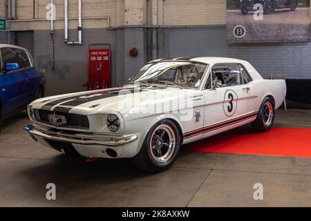 1966 Ford Mustang FIA ‘AGS 40TD’ presso lo Historics Classic & Sportscar Auctioneers tenutosi il 24th settembre 2022 presso il Bicester Heritage Centre Foto Stock