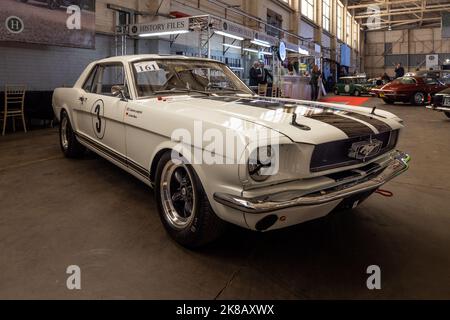 1966 Ford Mustang FIA ‘AGS 40TD’ presso lo Historics Classic & Sportscar Auctioneers tenutosi il 24th settembre 2022 presso il Bicester Heritage Centre Foto Stock