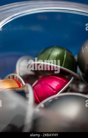 Caffè Nespresso pod su colorato sfondo in legno Foto Stock