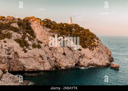 Paesaggio costiero da Capo Capdepera con faro sull'isola di Maiorca Foto Stock