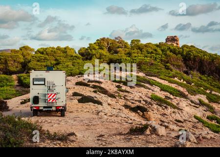 Fuoristrada veicolo da campeggio staccato a Maiorca sulla costa sulle scogliere Foto Stock