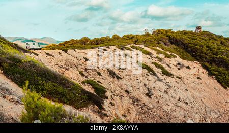 Fuoristrada veicolo da campeggio staccato a Maiorca sulla costa sulle scogliere Foto Stock