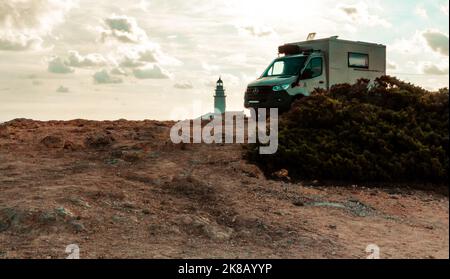 Fuoristrada veicolo da campeggio staccato a Maiorca sulla costa sulle scogliere Foto Stock