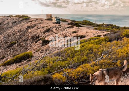 Fuoristrada veicolo da campeggio staccato a Maiorca sulla costa sulle scogliere Foto Stock