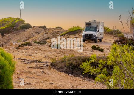 Fuoristrada veicolo da campeggio staccato a Maiorca sulla costa sulle scogliere Foto Stock