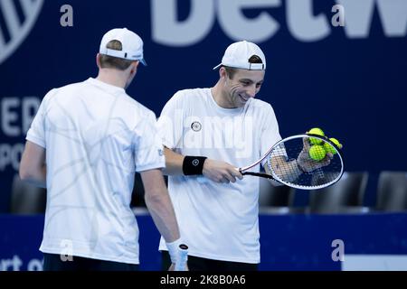 Olandese Botic Van de Zandschulp e olandese Tallon Griekspoor nella foto durante la partita di semifinale maschile tra l'olandese Pair Griekspoor - Van de Zandschulp e la francese Pair Mahut - Roger-Vasselin, al torneo europeo Open Tennis ATP di Anversa, sabato 22 ottobre 2022. BELGA FOTO KRISTOF VAN ACCOM Foto Stock