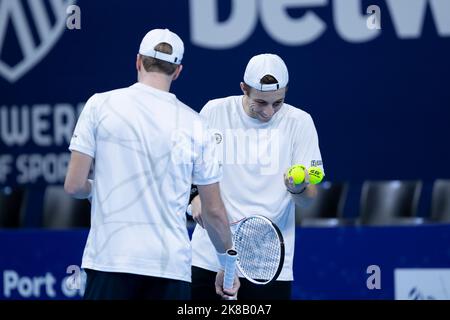 Olandese Botic Van de Zandschulp e olandese Tallon Griekspoor nella foto durante la partita di semifinale maschile tra l'olandese Pair Griekspoor - Van de Zandschulp e la francese Pair Mahut - Roger-Vasselin, al torneo europeo Open Tennis ATP di Anversa, sabato 22 ottobre 2022. BELGA FOTO KRISTOF VAN ACCOM Foto Stock