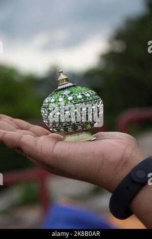 Piccolo articolo per la decorazione della casa realizzato da popoli tribali del Bengala Occidentale Foto Stock