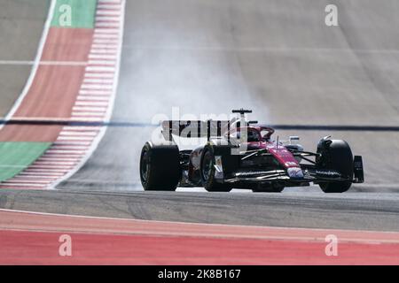 Pilota francese di Formula uno Théo Pourchaire dell'Alfa Romeo Racing ORLEN in azione durante la prima sessione di prove libere del Gran Premio di Formula uno degli Stati Uniti sul circuito delle Americhe di Austin, Texas, venerdì 21 ottobre 2022. La gara è il 23rd ottobre. Foto di Greg Nash/UPI Foto Stock