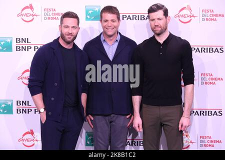 Roma, Italia. 22nd Ott 2022. Luke Macfarlane (L), Nicholas Stoller (C) e Billy Eichner (R) posano per una foto del film 'Bros' all'apertura del Festival del Cinema di Roma all'Auditorium Parco della Musica. (Foto di Davide di Lalla/SOPA Images/Sipa USA) Credit: Sipa USA/Alamy Live News Foto Stock