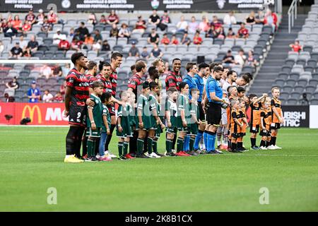 22nd ottobre 2022 : CommBank Stadium, Sydney, Australia; a-League football Western Sydney Wanderers contro Brisbane Roar; le squadre si allineano prima del calcio d'inizio Foto Stock