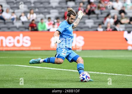 22nd ottobre 2022 : CommBank Stadium, Sydney, Australia; a-League football Western Sydney Wanderers contro Brisbane Roar; Jordan Holmes of Brisbane Roar prende un lungo calcio di palla morta Foto Stock