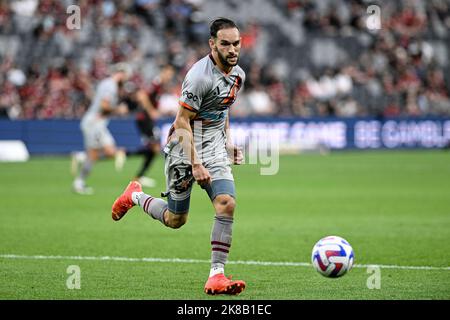 22nd ottobre 2022 : CommBank Stadium, Sydney, Australia; a-League di calcio Western Sydney Wanderers contro Brisbane Roar; Jack Hingert di Brisbane Roar corre sulla palla Foto Stock