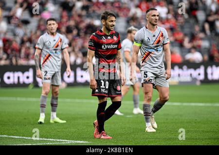 22nd ottobre 2022 : CommBank Stadium, Sydney, Australia; a-League Football Western Sydney Wanderers contro Brisbane Roar; Milos Ninkovic di Western Sydney Wanderers e Tom Aldred&#xa0;di Brisbane Roar Foto Stock