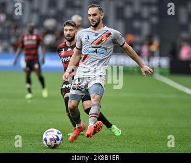 22nd ottobre 2022 : CommBank Stadium, Sydney, Australia; a-League football Western Sydney Wanderers contro Brisbane Roar; Jack Hingert di Brisbane Roar passa la palla Foto Stock