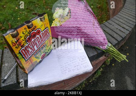 Washington Drive, Birmingham - Ottobre 22nd 2022 - due tende forensi della polizia sono poste fuori una proprietà su Washington Drive in Handsworth Wood dopo che un uomo di 29 anni è stato messo a morte. Tributi floreali e bottiglie di birra sono stati lasciati alla scena insieme ad una nota sentita dal fratello mans. PIC Credit: Scott CM/Alamy Live News Foto Stock