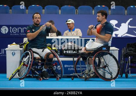 Il belga Joachim Gerard e l'olandese Tom Egberink hanno ritratto in azione nel corso del torneo europeo Open Tennis ATP di Anversa, sabato 22 ottobre 2022. FOTO DI BELGA MARIJN DE KEYZER Foto Stock