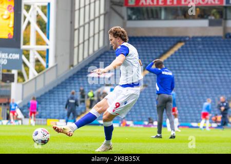 Blackburn, Regno Unito. 22nd ottobre 2022Sam il gallagher di Blackburn Rovers (9) si scalda durante la partita del campionato Sky Bet tra Blackburn Rovers e Birmingham City a Ewood Park, Blackburn, sabato 22nd ottobre 2022. (Credit: Mike Morese | MI News) Credit: MI News & Sport /Alamy Live News Foto Stock