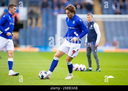 Blackburn, Regno Unito. 22nd ottobre 2022Sam il gallagher di Blackburn Rovers (9) si scalda durante la partita del campionato Sky Bet tra Blackburn Rovers e Birmingham City a Ewood Park, Blackburn, sabato 22nd ottobre 2022. (Credit: Mike Morese | MI News) Credit: MI News & Sport /Alamy Live News Foto Stock