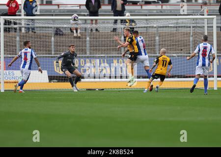 Newport, Regno Unito. 22nd Ott 2022. La contea di Newport di Evans è a capo e segna i suoi team 1st goal. EFL Football League Two match, Newport County contro Colchester Utd alla Rodney Parade di Newport, Galles, sabato 22nd ottobre 2022. Questa immagine può essere utilizzata solo per scopi editoriali. Solo per uso editoriale, licenza richiesta per uso commerciale. pic by Credit: Andrew Orchard SPORTS photography/Alamy Live News Foto Stock