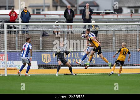 Newport, Regno Unito. 22nd Ott 2022. La contea di Newport di Evans è a capo e segna i suoi team 1st goal. EFL Football League Two match, Newport County contro Colchester Utd alla Rodney Parade di Newport, Galles, sabato 22nd ottobre 2022. Questa immagine può essere utilizzata solo per scopi editoriali. Solo per uso editoriale, licenza richiesta per uso commerciale. pic by Credit: Andrew Orchard SPORTS photography/Alamy Live News Foto Stock