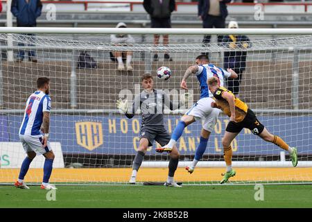 Newport, Regno Unito. 22nd Ott 2022. La contea di Newport di Evans è a capo e segna i suoi team 1st goal. EFL Football League Two match, Newport County contro Colchester Utd alla Rodney Parade di Newport, Galles, sabato 22nd ottobre 2022. Questa immagine può essere utilizzata solo per scopi editoriali. Solo per uso editoriale, licenza richiesta per uso commerciale. pic by Credit: Andrew Orchard SPORTS photography/Alamy Live News Foto Stock