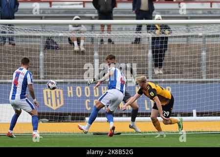 Newport, Regno Unito. 22nd Ott 2022. La contea di Newport di Evans è a capo e segna i suoi team 1st goal. EFL Football League Two match, Newport County contro Colchester Utd alla Rodney Parade di Newport, Galles, sabato 22nd ottobre 2022. Questa immagine può essere utilizzata solo per scopi editoriali. Solo per uso editoriale, licenza richiesta per uso commerciale. pic by Credit: Andrew Orchard SPORTS photography/Alamy Live News Foto Stock