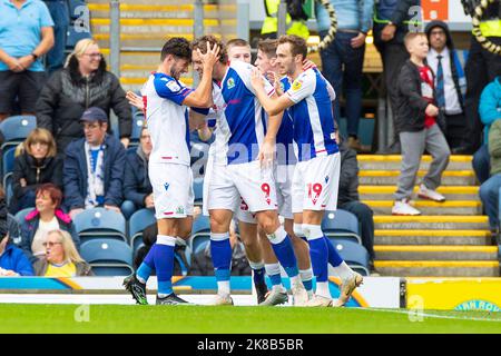 Blackburn, Regno Unito. 22nd ottobre 2022Sam il gallagher di Blackburn Rovers (9) celebra il suo obiettivo con i compagni di squadra durante la partita del campionato Sky Bet tra Blackburn Rovers e Birmingham City a Ewood Park, Blackburn, sabato 22nd ottobre 2022. (Credit: Mike Morese | MI News) Credit: MI News & Sport /Alamy Live News Foto Stock