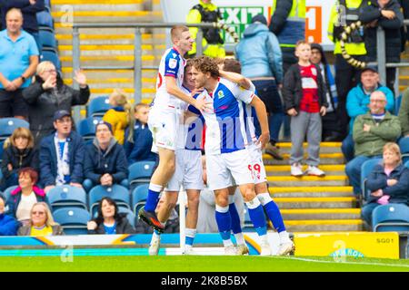 Blackburn, Regno Unito. 22nd ottobre 2022Sam il gallagher di Blackburn Rovers (9) celebra il suo obiettivo con i compagni di squadra durante la partita del campionato Sky Bet tra Blackburn Rovers e Birmingham City a Ewood Park, Blackburn, sabato 22nd ottobre 2022. (Credit: Mike Morese | MI News) Credit: MI News & Sport /Alamy Live News Foto Stock