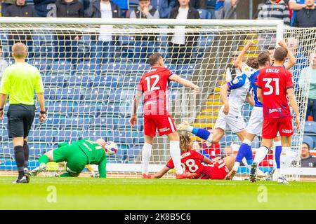 Blackburn, Regno Unito. 22nd ottobre 2022Sam il gallagher di Blackburn Rovers (9) segna un gol durante la partita del campionato Sky Bet tra Blackburn Rovers e Birmingham City a Ewood Park, Blackburn, sabato 22nd ottobre 2022. (Credit: Mike Morese | MI News) Credit: MI News & Sport /Alamy Live News Foto Stock