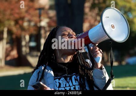 Durham, Carolina del Nord, Stati Uniti. 22nd Ott 2022. ANIYAH VINES conduce in canti come sostenitori, studenti e persone impattate che si sono riuniti a Durham, NC per un voto precoce, marzo ai Sondaggi nel campus della North Carolina Central University. (Credit Image: © Bob Karp/ZUMA Press Wire) Foto Stock