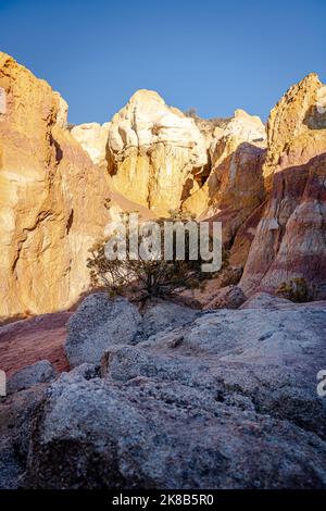 Foto scattata nel Paint Mines Interpretive Park nelle pianure orientali del Colorado (vicino a Calhan) - questa zona è formata da venti e contiene meraviglie naturali. Foto Stock