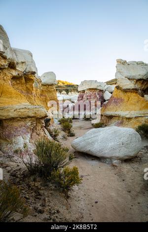 Foto scattata nel Paint Mines Interpretive Park nelle pianure orientali del Colorado (vicino a Calhan) - questa zona è formata da venti e contiene meraviglie naturali. Foto Stock