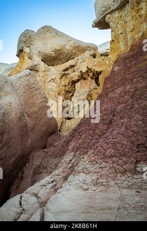 Foto scattata nel Paint Mines Interpretive Park nelle pianure orientali del Colorado (vicino a Calhan) - questa zona è formata da venti e contiene meraviglie naturali. Foto Stock