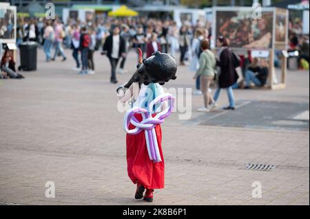 22 ottobre 2022, Hesse, Francoforte sul meno: Un cosbayer cammina attraverso la piazza centrale durante la Fiera del Libro di Francoforte. La Fiera del Libro è aperta a tutti i visitatori da ottobre 21. Continua fino a ottobre 23. Foto: Sebastian Gollnow/dpa Foto Stock