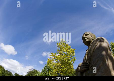 Sculture parte delle 70 sculture di agricoltori e pescatori norvegesi e faroesi, originariamente scolpite da J.G. Grund al Palazzo Fredensborg in Danimarca Foto Stock