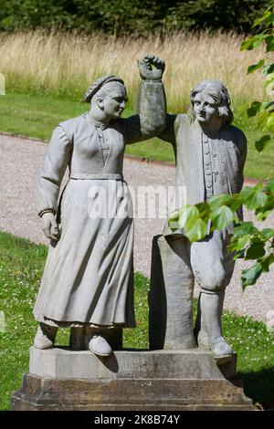 Sculture parte delle 70 sculture di agricoltori e pescatori norvegesi e faroesi, originariamente scolpite da J.G. Grund al Palazzo Fredensborg in Danimarca Foto Stock