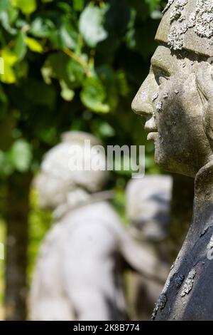 Sculture parte delle 70 sculture di agricoltori e pescatori norvegesi e faroesi, originariamente scolpite da J.G. Grund al Palazzo Fredensborg in Danimarca Foto Stock