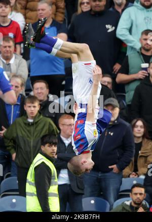 Adam Wharton di Blackburn Rovers festeggia il secondo gol del gioco durante la partita del campionato Sky Bet a Ewood Park, Blackburn. Data immagine: Sabato 22 ottobre 2022. Foto Stock