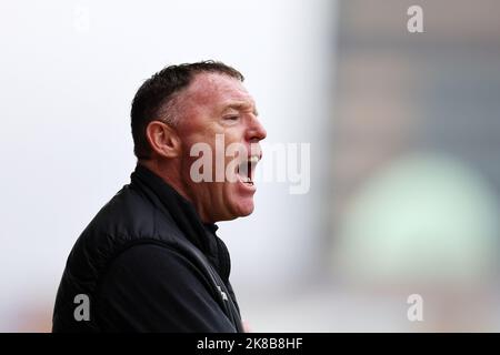 Newport, Regno Unito. 22nd Ott 2022. Graham Coughlan, il nuovo manager della contea di Newport sul touch line durante il gioco. EFL Football League Two match, Newport County contro Colchester Utd alla Rodney Parade di Newport, Galles, sabato 22nd ottobre 2022. Questa immagine può essere utilizzata solo per scopi editoriali. Solo per uso editoriale, licenza richiesta per uso commerciale. pic by Credit: Andrew Orchard SPORTS photography/Alamy Live News Foto Stock