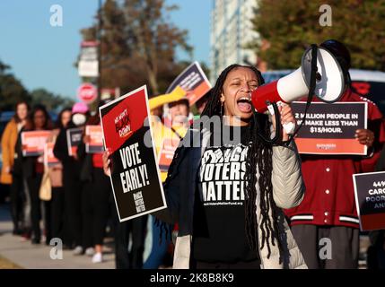 Durham, Carolina del Nord, Stati Uniti. 22nd Ott 2022. ANIYAH VINES conduce in canti come sostenitori, studenti e persone impattate che si sono riuniti a Durham, NC per un voto precoce, marzo ai Sondaggi nel campus della North Carolina Central University. (Credit Image: © Bob Karp/ZUMA Press Wire) Foto Stock