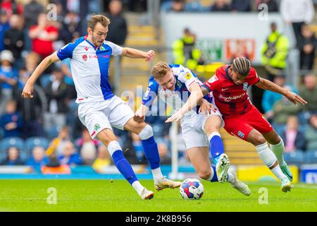 Blackburn, Regno Unito. 22nd ottobre 2022Hayden carter di Blackburn Rovers (17) affrontato da Juninho Bacuna 7 della città di Birmingham durante la partita di Sky Bet Championship tra Blackburn Rovers e Birmingham City a Ewood Park, Blackburn sabato 22nd ottobre 2022. (Credit: Mike Morese | MI News) Credit: MI News & Sport /Alamy Live News Foto Stock