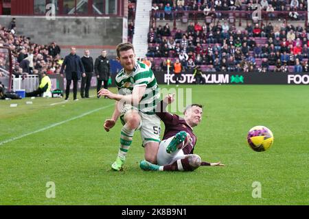 Anthony Ralston di Celtic (a sinistra) e cuore della Barrie McKay di Midlothian combattono per la palla durante la partita della Cinch Premiership al Tynecastle Park, Edimburgo. Data immagine: Sabato 22 ottobre 2022. Foto Stock